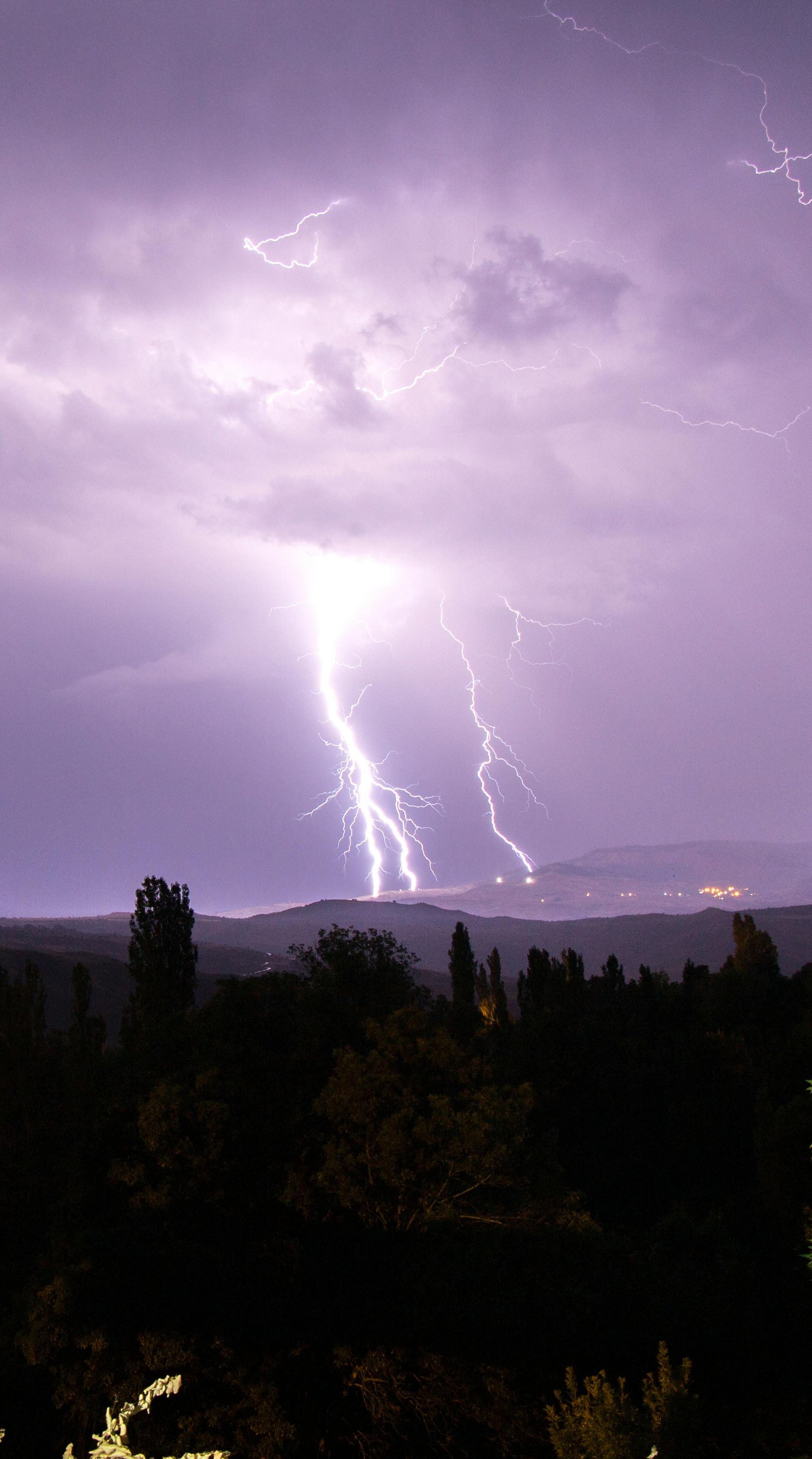 Temporale notturno con fulmini intensi sopra le colline: la convezione profonda che accompagna i nubifragi