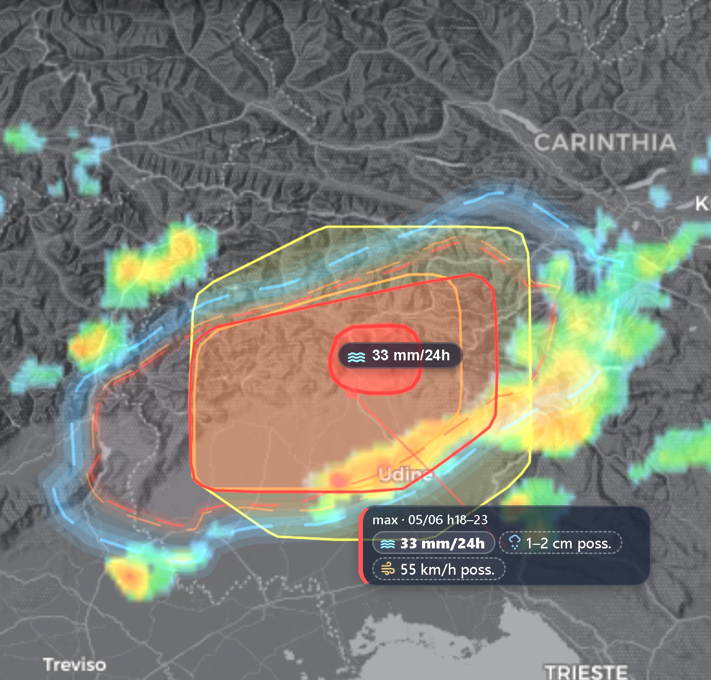 Mappa ExtremeCast con il radar osservato (precipitazioni reali a colori) sotto i poligoni di rischio, nell'area di Udine